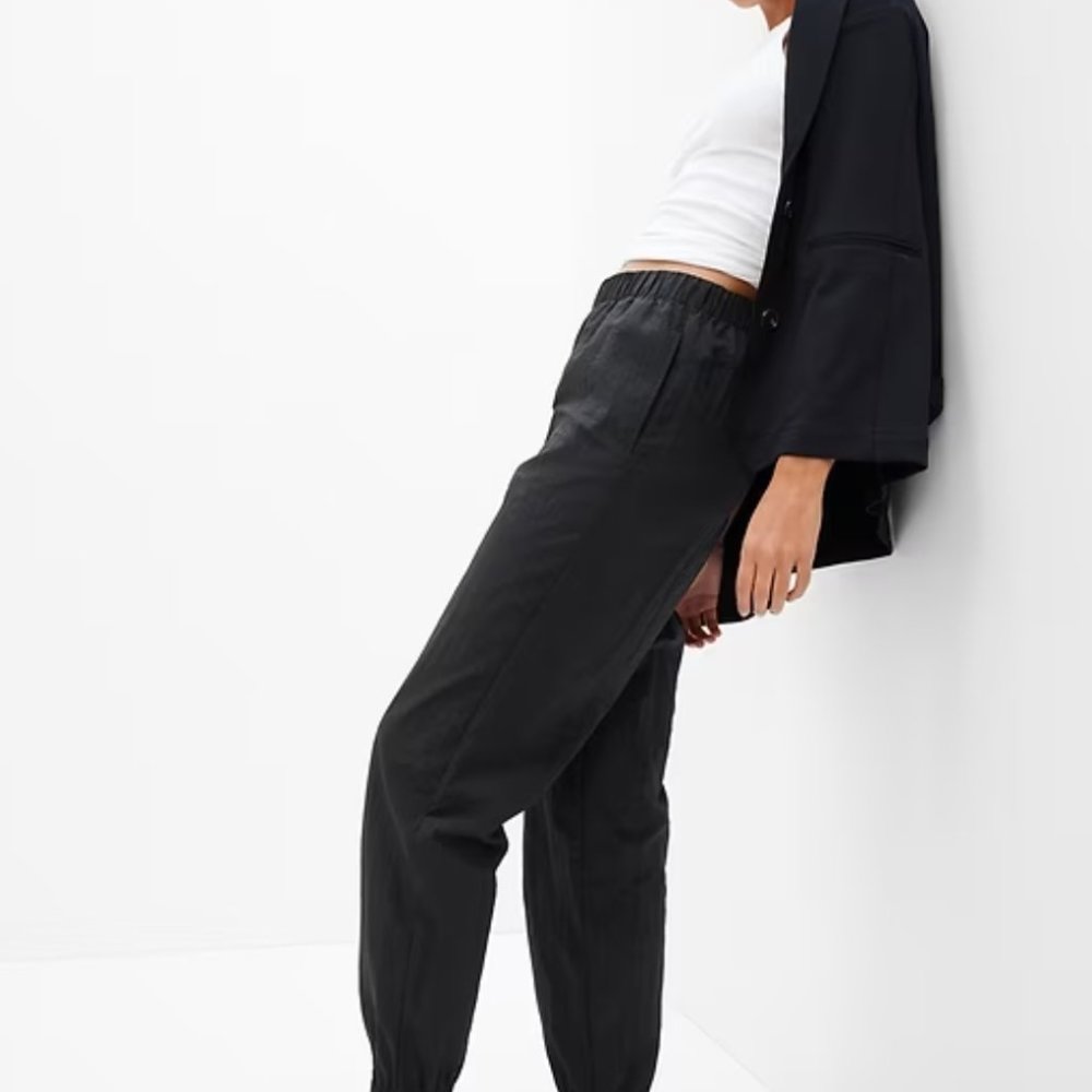 GapFit Lustre Windbreaker Jogger